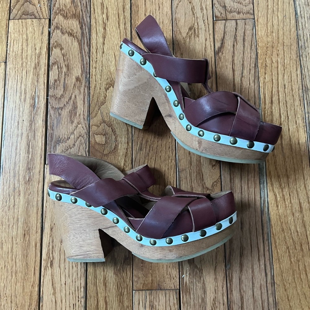 A Détacher Burgundy Leather Wooden Platform Clogs – Size 6